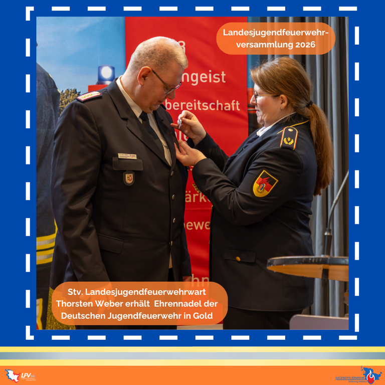 Thorsten Weber erhält die Ehrennadel der Deutschen Jugendfeuerwehr in Gold - angesteckt von Carina Hoeft, Stellvertretende Bundesjugendleiterin.