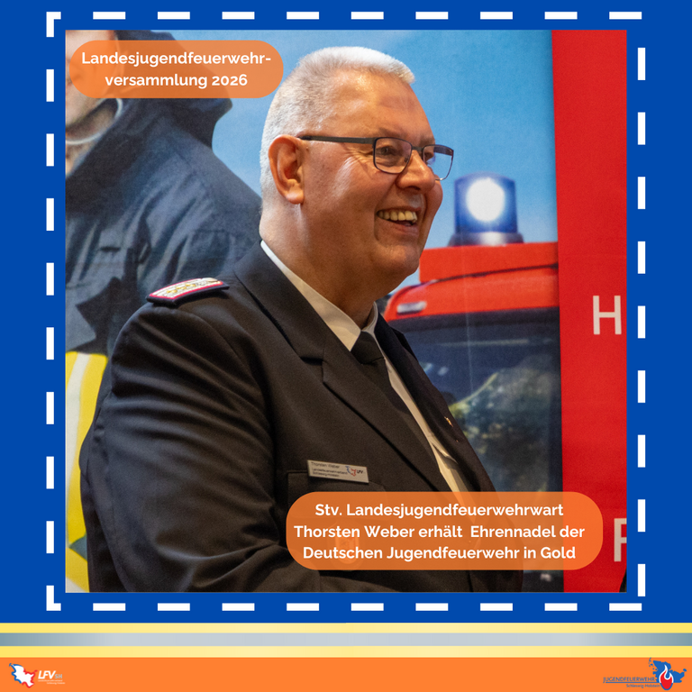 Thorsten Weber erhält die Ehrennadel der Deutschen Jugendfeuerwehr in Gold.
